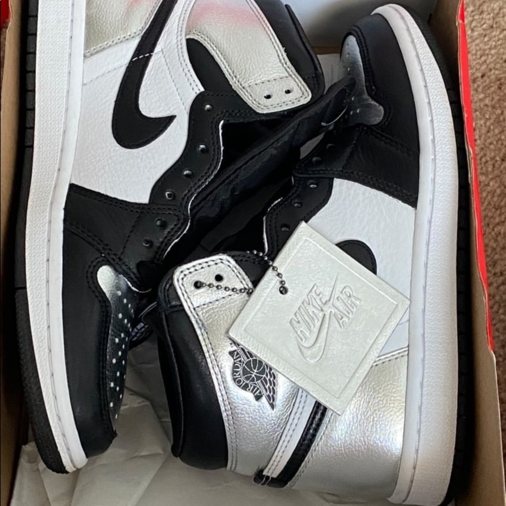 these jordan’s size 6 Silver and black